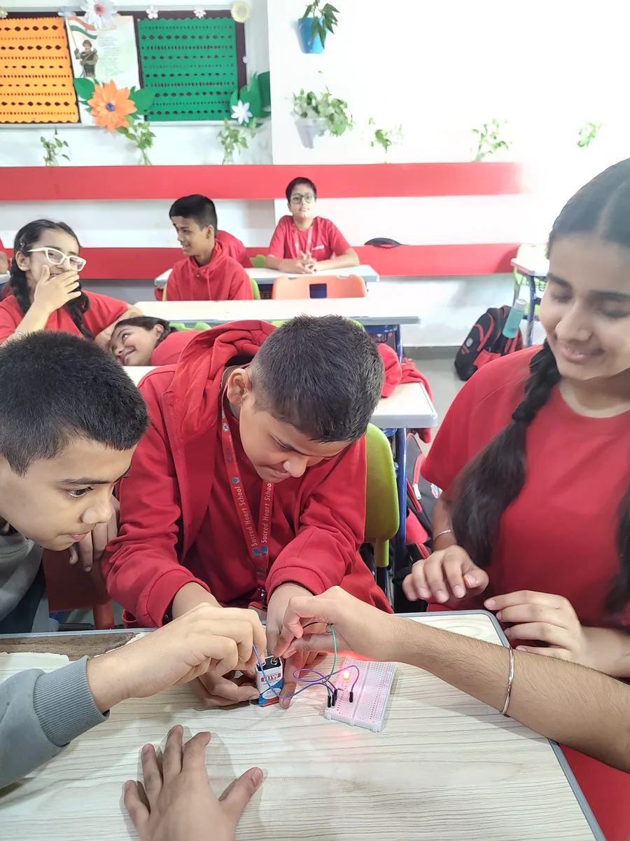 Integrated classrooms &mdash; LED and buzzer circuits