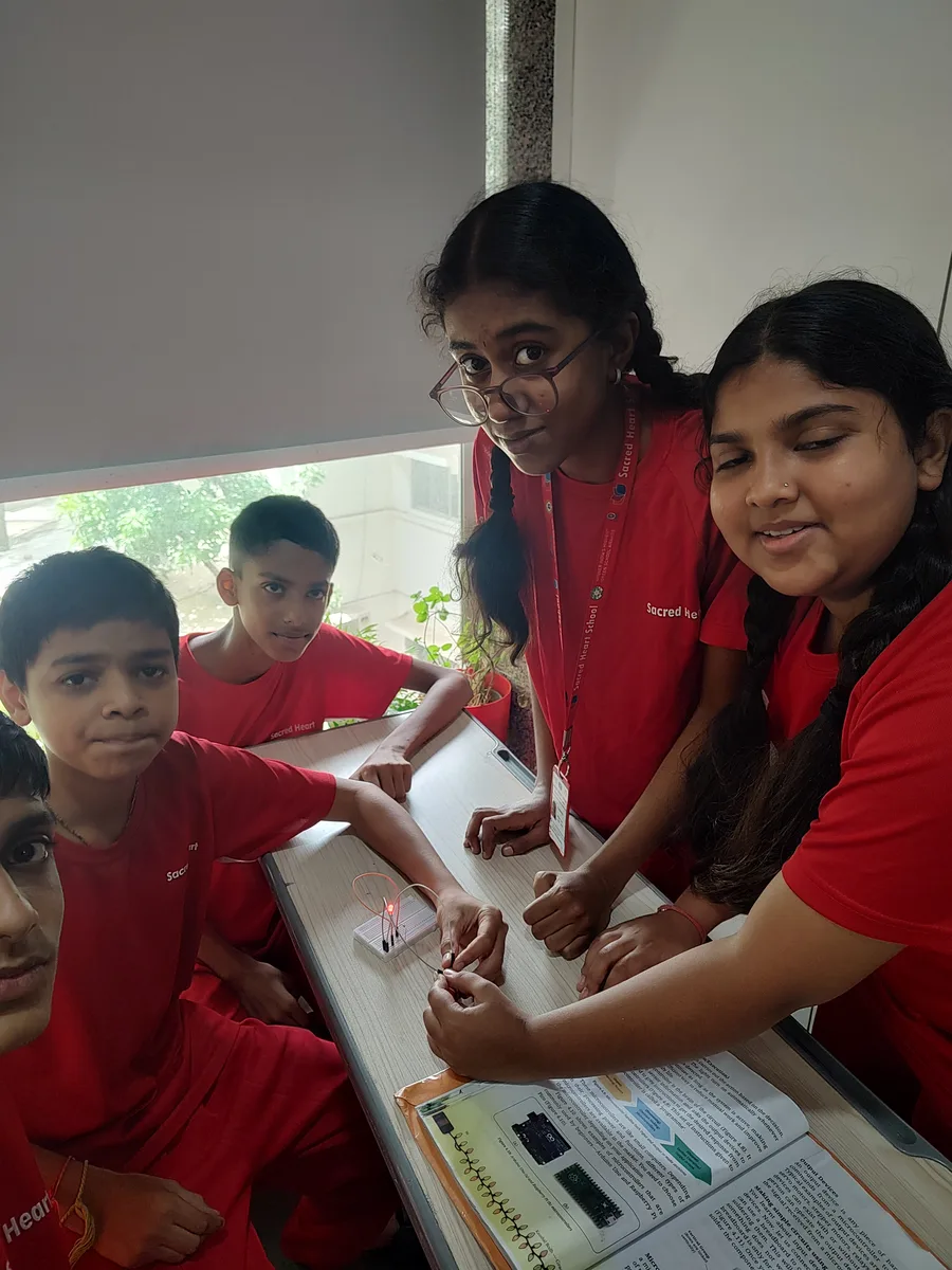 Integrated classrooms &mdash; LED and buzzer circuits