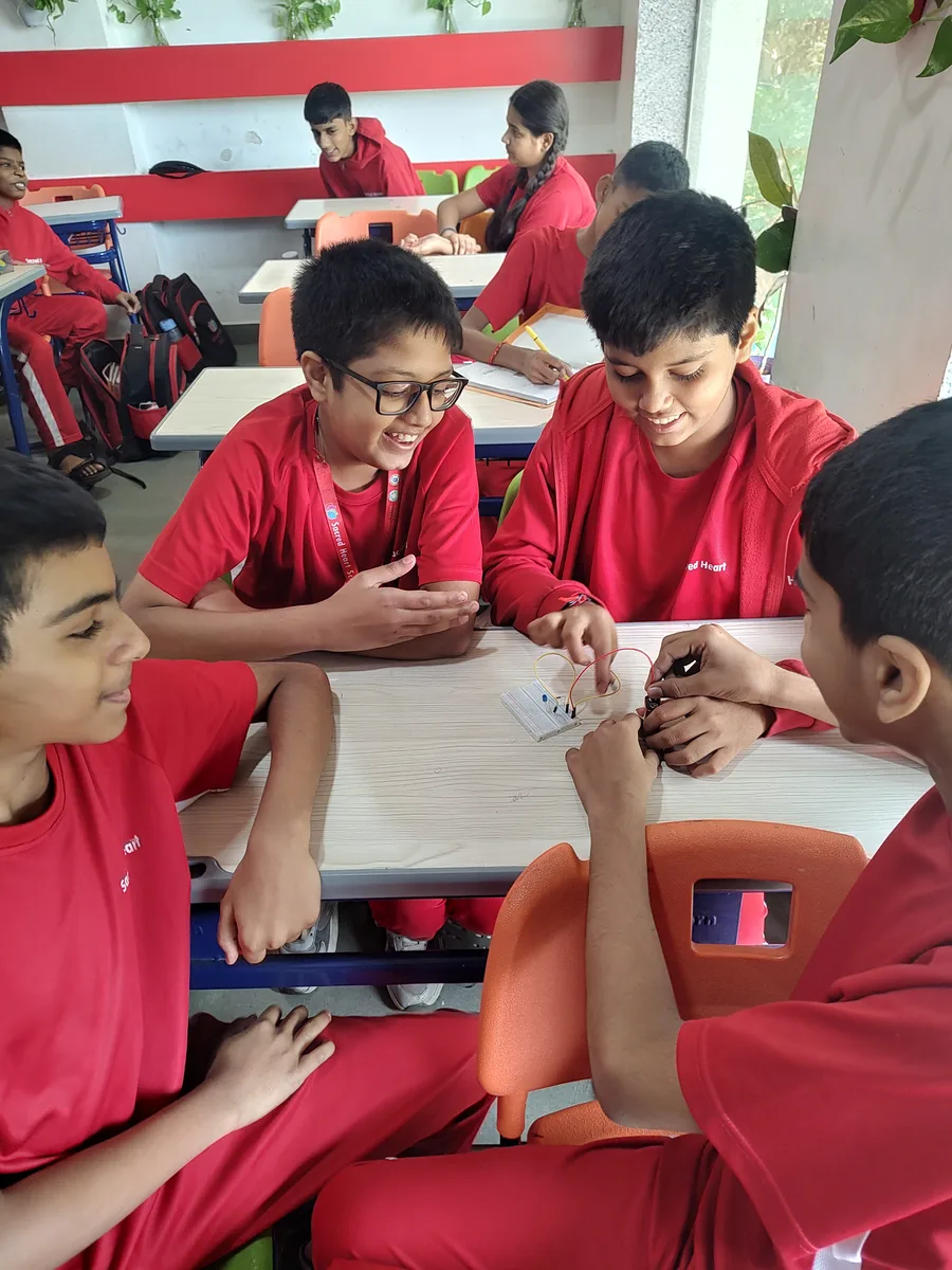 Integrated classrooms &mdash; LED and buzzer circuits